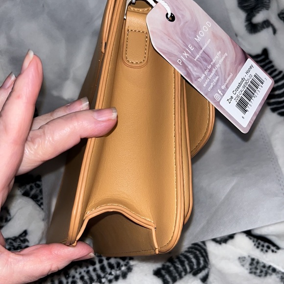 Pixie Mood Zoe Crossbody Bag Purse in Honey and a FREE flower keychain - Picture 14 of 14